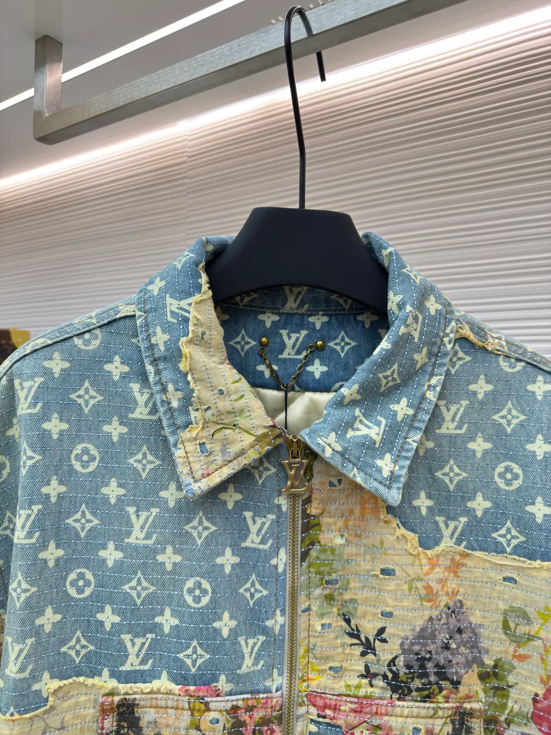 LOUIS VUITTON Retro rose floral patch presbyopic denim jacket cotton ●Authentic product: purchased and developed by 21974 ●Item number: 1680536-E30 ●Fabric: denim fabric ●Technology: patch production ●Version: loose version ●Weight: about 1595 grams ●Size: 46-48-50-52 ●Description: Pure cotton denim fabric, mulberry silk lining, polyester fiber filling, digital direct printing, old flower discharge printing technology, single-needle full-width embroidery, washed and distressed treatment, positioning pattern cutting and sewing, antique gold hardware accessories embellishment, and a full set of accessories. The denim fabric is custom-woven with counter-print yarn twill. The texture of the twill is thick and the texture is clear. After proper processing, the surface will show fine texture after grinding and washing. The denim fabric maintains high resilience, brings a gentle feel, skin-friendly comfort, and will not change shape and lose elasticity over time. The lattice fabric is made of custom-dyed yarn for discharge printing, with a full-frame classic presbyopia pattern. Discharge printing is based on the principle of revealing the original color of the yarn, and the discharge printing effect is combined with the fabric. The texture of discharge printing is exquisite and delicate, with rich patterns, strong color contrast, clear outlines and full color. The effect of white flowers on a blue background is produced by multiple subsequent processes after discharging the printing paste. The overall wiring is straight and delicate, the fabric is comfortable and soft, and the color is consistent without color difference. It can be matched with the same style to create a fashionable look and control various occasions. Customized accessories, complete with three standards, same style for men and women!
